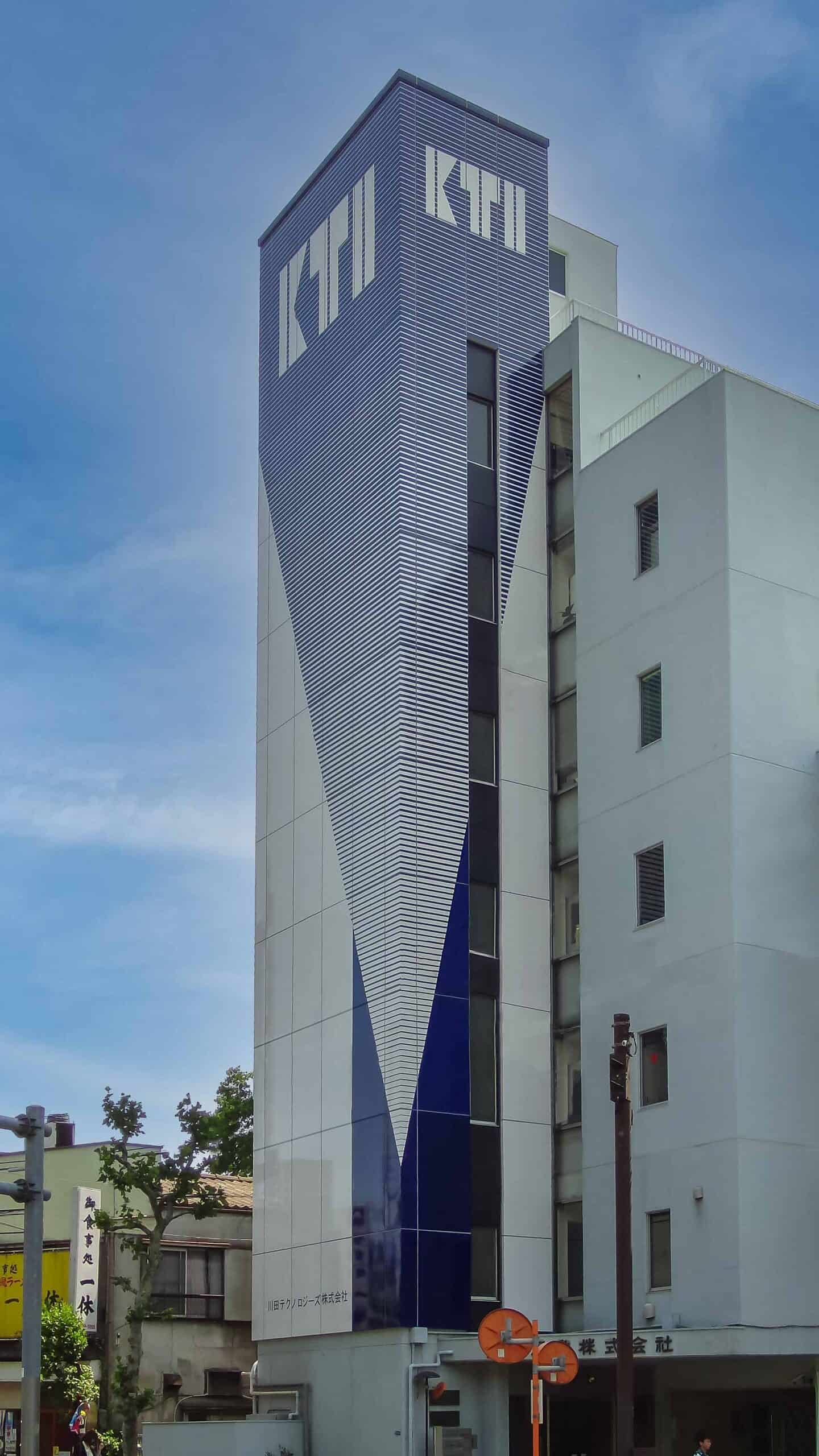 採用 TECO 台灣琺瑯無機不燃 A1 級琺瑯帷幕牆板的現代商業建築藍白幾何外牆完工實績圖